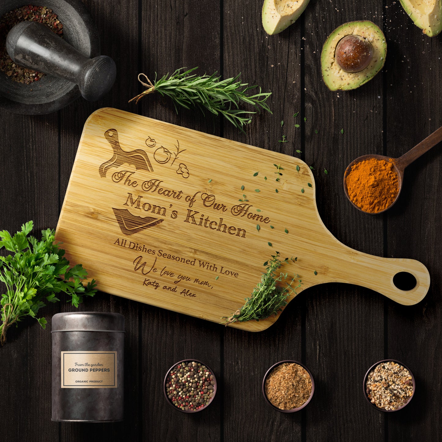 MOM'S PERSONALIZED BAMBOO CUTTING BOARD WITH HANDLE