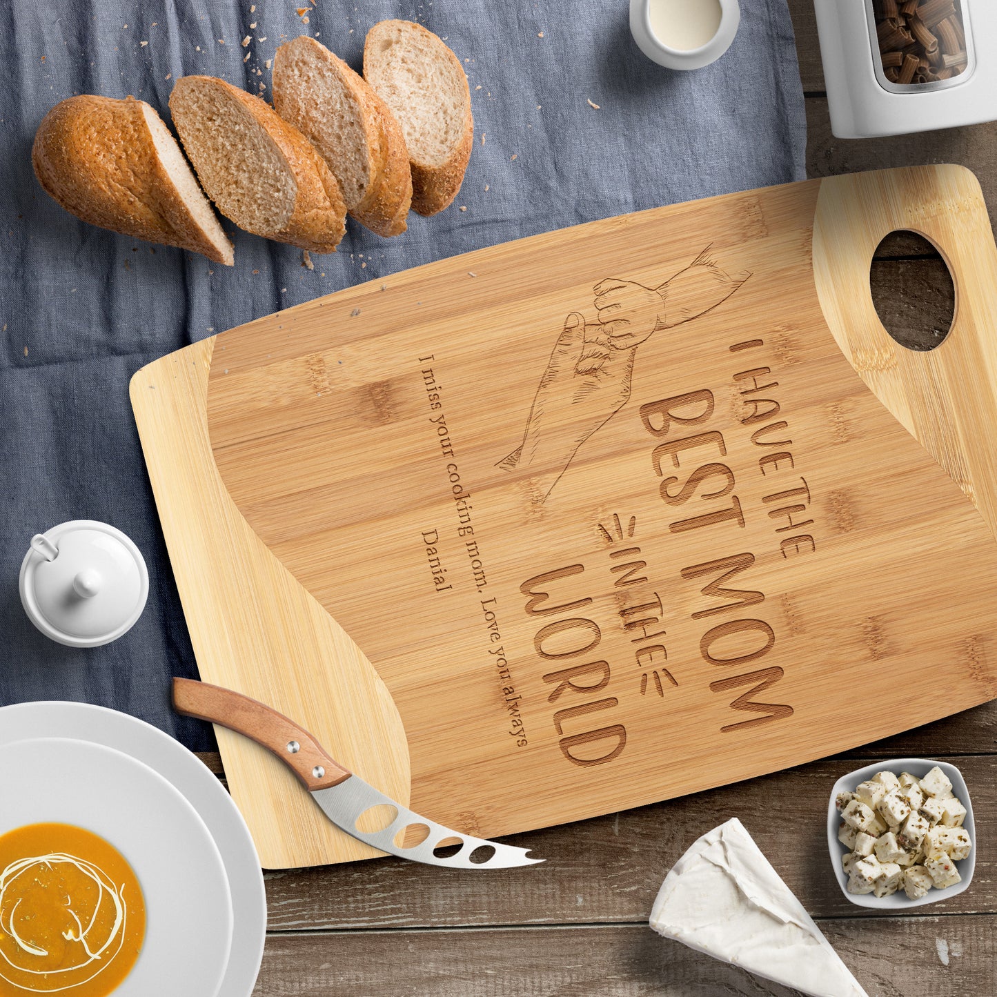 MOM'S PERSONALIZED BAMBOO CUTTING BOARD